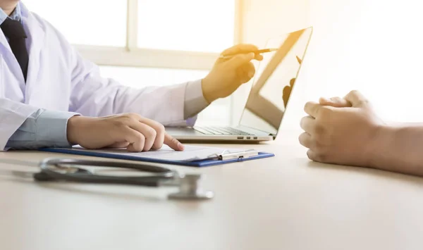 Doctor y paciente están discutiendo algo, sólo manos hablar doc —  Fotos de Stock