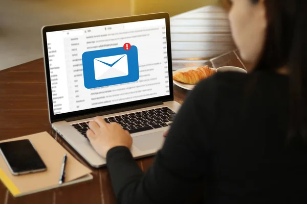 E-mailbericht van de mededeling Connection naar mailing contacten telefoon — Stockfoto