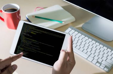 Geliştirici ekibi dizüstü bilgisayar mobil uygulama Softwa çalışıyor