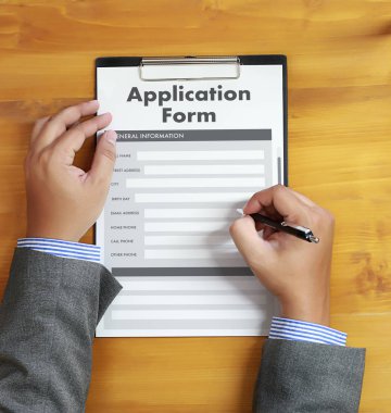 dizüstü bilgisayar üzerinde çalışan iş adamı kullanın Online Web iş uygulamaları