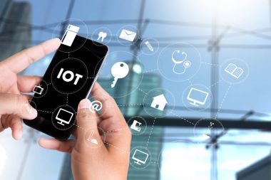 Çok iş adamı el çalışma ve şeylerin Internet (çok) kelime 