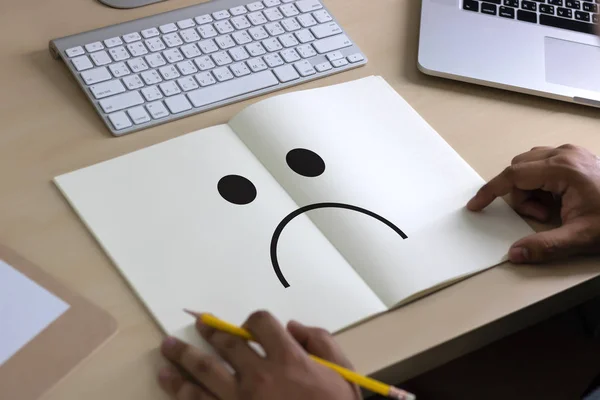 Konzept für depressive Emotionen, Emoticon mit Smiley-Gesicht aufgedruckt. — Stockfoto
