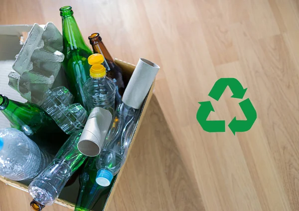 Do recyklingu śmieci składające się szkło plastik oszczędności plastik Env — Zdjęcie stockowe