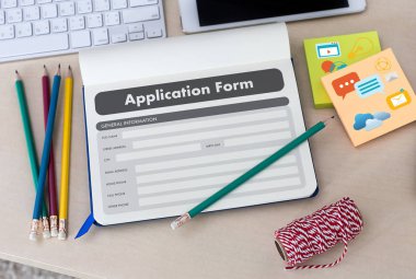 dizüstü bilgisayar üzerinde çalışan iş adamı kullanın Online Web iş uygulamaları