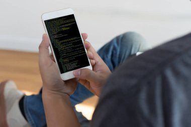 Geliştirici ekibi dizüstü bilgisayar mobil uygulama Softwa çalışıyor