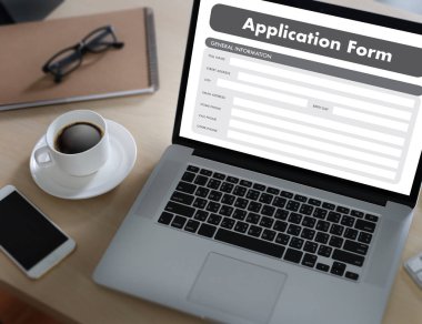 dizüstü bilgisayar üzerinde çalışan iş adamı kullanın Online Web iş uygulamaları