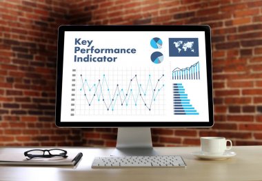 KPI kısaltma (anahtar performans göstergesi) iş takım ellere w