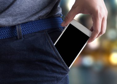 Genç yakışıklı pozlar cep telefonu cep iletişim kopya el