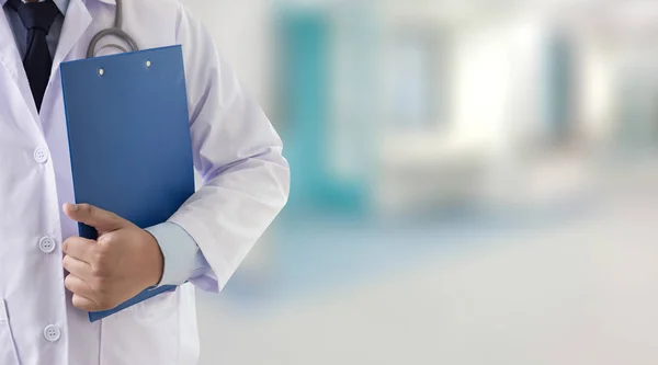 Läkare workhard patienten och anteckningar medicinsk kopia utrymme — Stockfoto