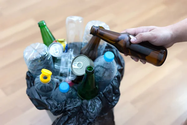Återvinningsbara sopor bestående glas besparingar plast plast Env — Stockfoto