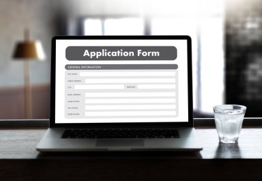 dizüstü bilgisayar üzerinde çalışan iş adamı kullanın Online Web iş uygulamaları