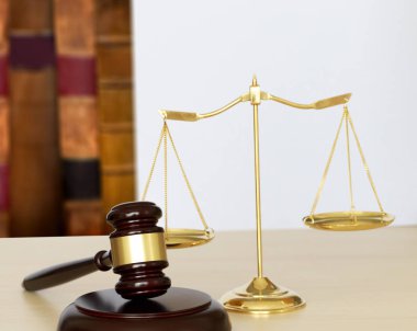 Tokmak ve yargıç yasal ölçekler üzerinde çalıştığı hukuk ve adalet açısından tokmak