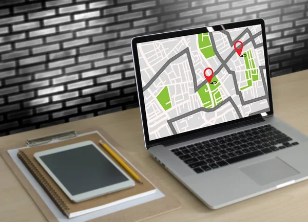 ルートの宛先ネットワーク接続場所通りに Gps マップ — ストック写真