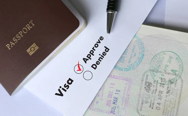 Visa y pasaporte a aprobado sellado en una vista superior del documento en — Foto de Stock