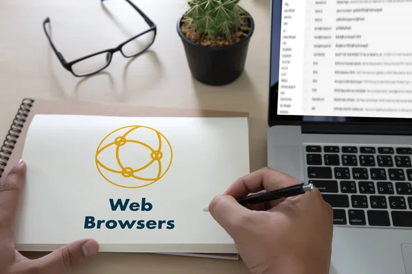 Computador de uso do navegador http homem Con de Networking Online Web Browsers — Fotografia de Stock