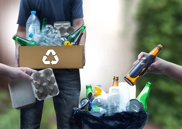 Újrahasznosítható szemetet álló üveg megtakarítások műanyag műanyag Env — Stock Fotó