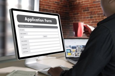 dizüstü bilgisayar üzerinde çalışan iş adamı kullanın Online Web iş uygulamaları