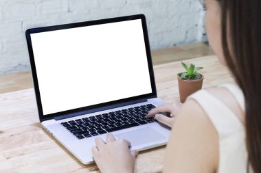 Boş ekran bir masaüstü bilgisayar kullanarak iş işadamı