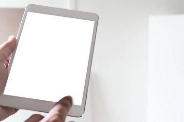 üzerinde siyah backgr izole üzerinde Internet tablet bilgisayar kullanan adam