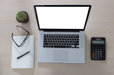 Çalışma alanı arka plan boş c ile dizüstü bilgisayarda yeni proje