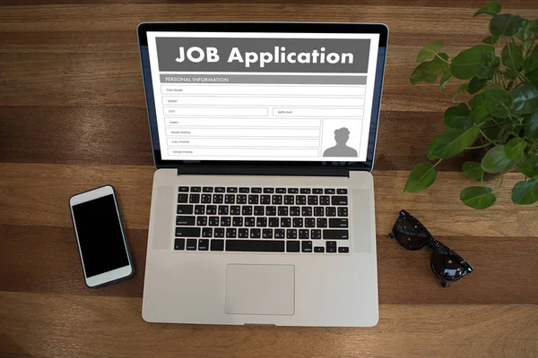 Candidato de candidatura de emprego preenchendo o aplicativo de profissão on-line — Fotografia de Stock