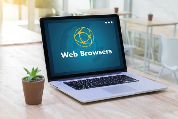 Computer per l'utilizzo di browser http uomo Web browser Online Networking Con — Foto Stock