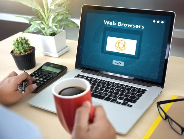 Computador de uso do navegador http homem Con de Networking Online Web Browsers — Fotografia de Stock