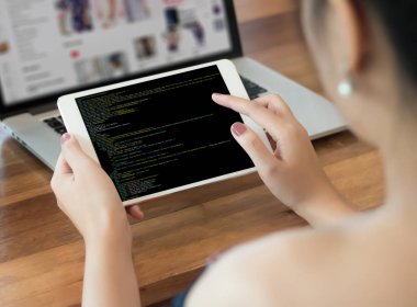 Geliştirici ekibi dizüstü bilgisayar mobil uygulama Softwa çalışıyor