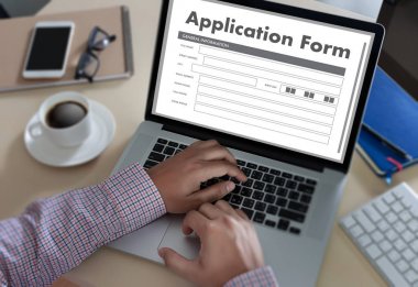 dizüstü bilgisayar üzerinde çalışan iş adamı kullanın Online Web iş uygulamaları