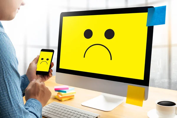 Concepto de emociones depresivas, emoticono cara sonriente impreso depr — Foto de Stock