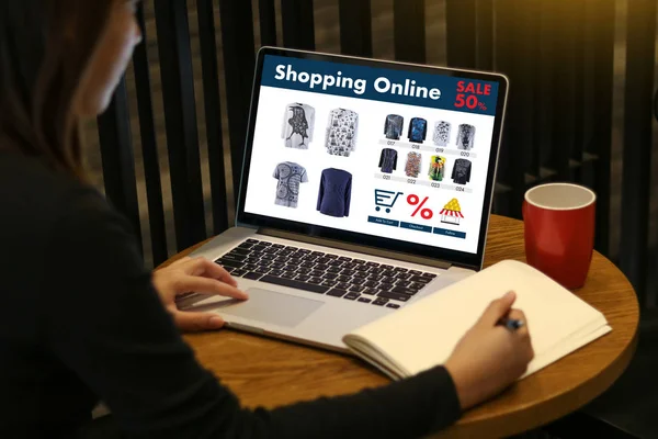 Online αγορές Προσθέστε στο καλάθι παραγγελίας το ηλεκτρονικό κατάστημα αγοράσετε ψηφιακή πώληση — Φωτογραφία Αρχείου