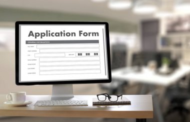 dizüstü bilgisayar üzerinde çalışan iş adamı kullanın Online Web iş uygulamaları