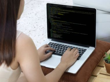Geliştirici ekibi dizüstü bilgisayar mobil uygulama Softwa çalışıyor