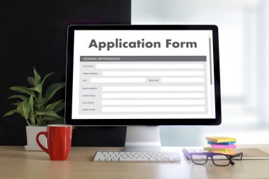 dizüstü bilgisayar üzerinde çalışan iş adamı kullanın Online Web iş uygulamaları
