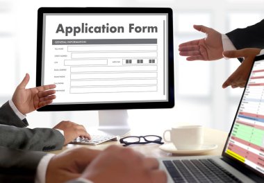 dizüstü bilgisayar üzerinde çalışan iş adamı kullanın Online Web iş uygulamaları
