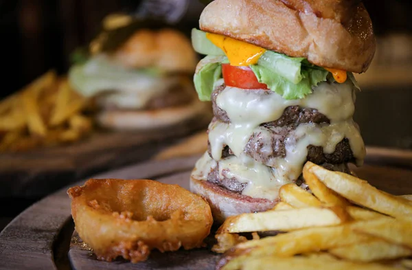 sığır eti, domates, peynir büyük lezzetli burg ile taze lezzetli hamburger