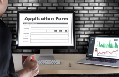 dizüstü bilgisayar üzerinde çalışan iş adamı kullanın Online Web iş uygulamaları