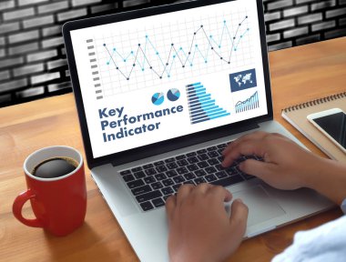 KPI kısaltma (anahtar performans göstergesi) iş takım ellere w