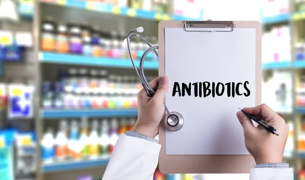 ANTIBIOTIQUE et antibiotiques - Médicament de thérapie mixte à diagnostic imprimé — Photo