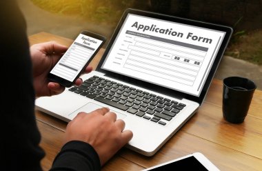 dizüstü bilgisayar üzerinde çalışan iş adamı kullanın Online Web iş uygulamaları