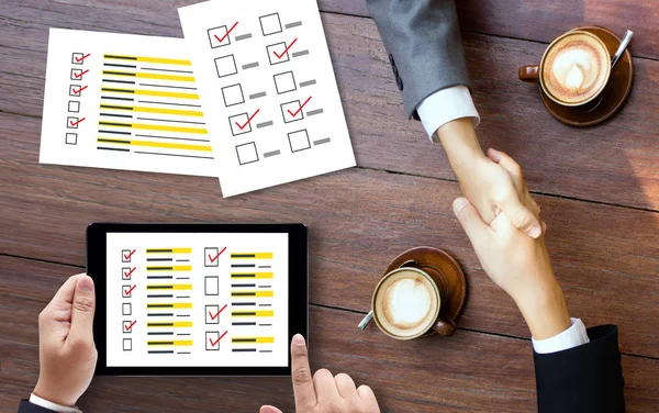 İş adamı SURVEY ve Sonuçlar Analiz Keşif Kavramı