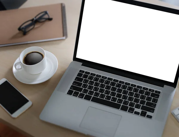 Trabalhando Empresário usando um computador desktop da tela em branco — Fotografia de Stock