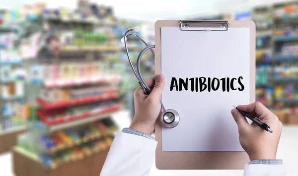 ANTIBIOTICA e antibiotici - Medicina per la terapia del mix di diagnosi stampata — Foto Stock