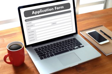 dizüstü bilgisayar üzerinde çalışan iş adamı kullanın Online Web iş uygulamaları