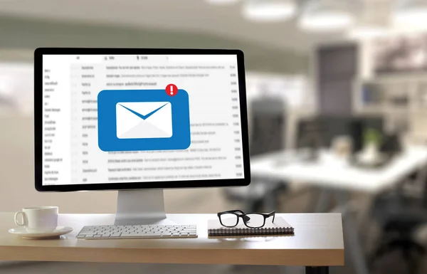 E-mailbericht van de mededeling Connection naar mailing contacten telefoon — Stockfoto