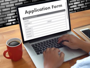 dizüstü bilgisayar üzerinde çalışan iş adamı kullanın Online Web iş uygulamaları