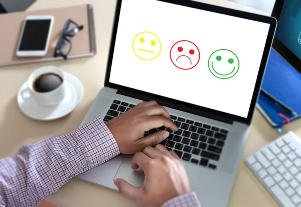 Geschäftsmann und -frau wählen glücklich nach Zufriedenheitsbewertung? — Stockfoto