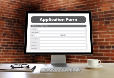 dizüstü bilgisayar üzerinde çalışan iş adamı kullanın Online Web iş uygulamaları