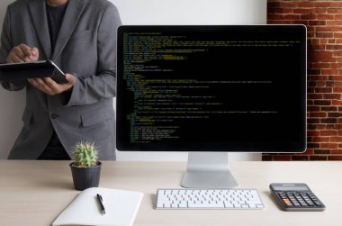 Geliştirici ekibi dizüstü bilgisayar mobil uygulama Softwa çalışıyor