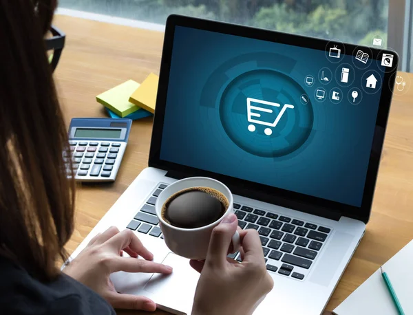 Üzletemberek használják technológia Ecommerce Internet globális Marketi — Stock Fotó